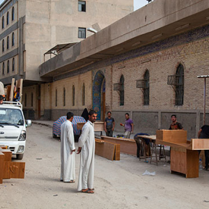 Irak, Hillah (Al Hilla). Produkcja i zaladunek mebli na ulicy w centrum miasta.